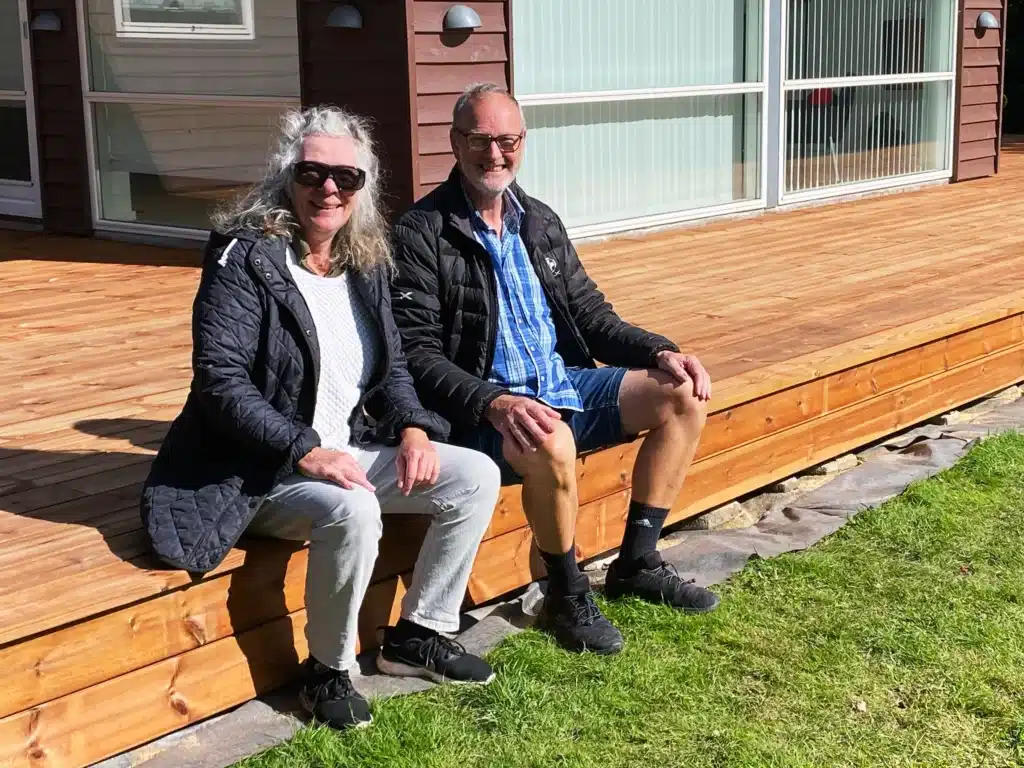 Bygherre Jette og Bent Petersen sidder på kanten af deres nye træterrasse i Markeslev