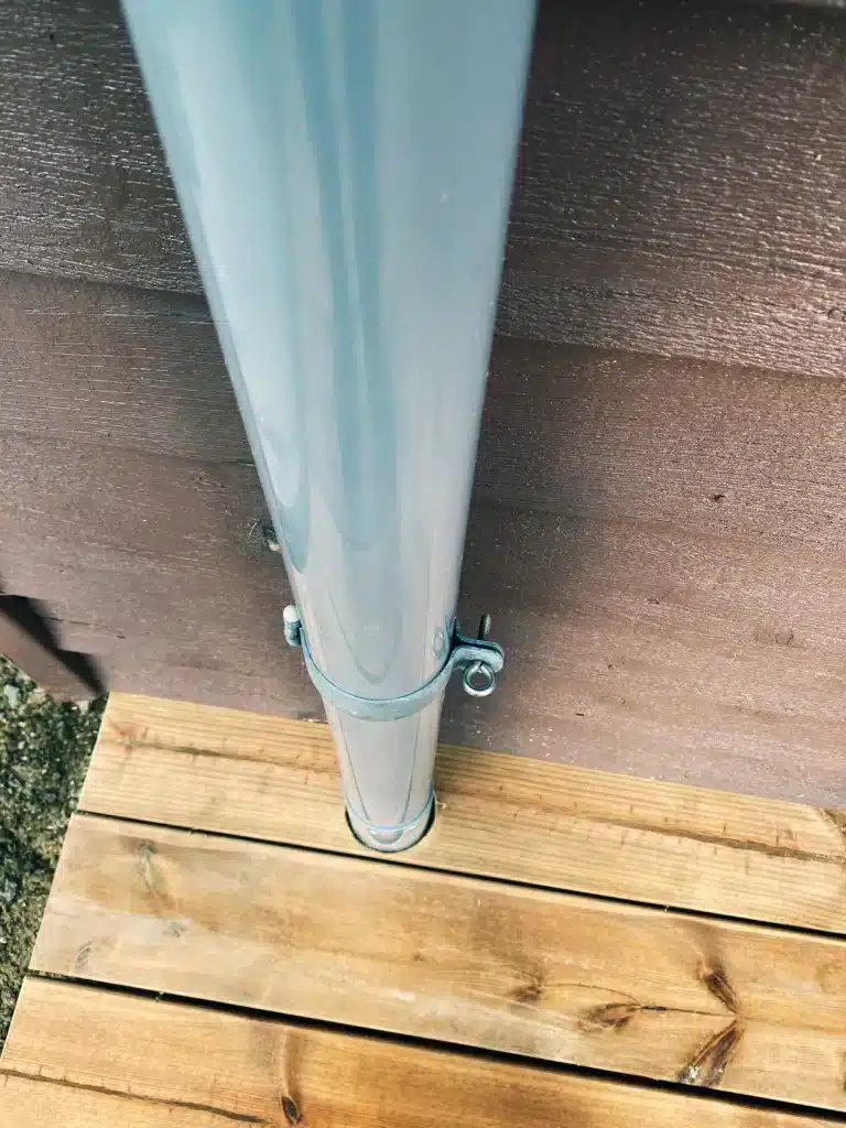 Præcis udskæring i terrassebrædder omkring nedløbsrør