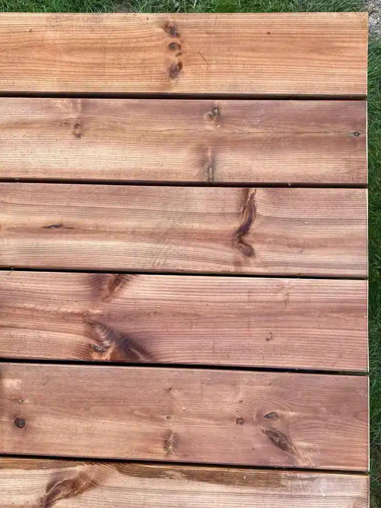 Nærbillede af veludførte terrassebrædder med flot træstruktur og usynlige skruer.